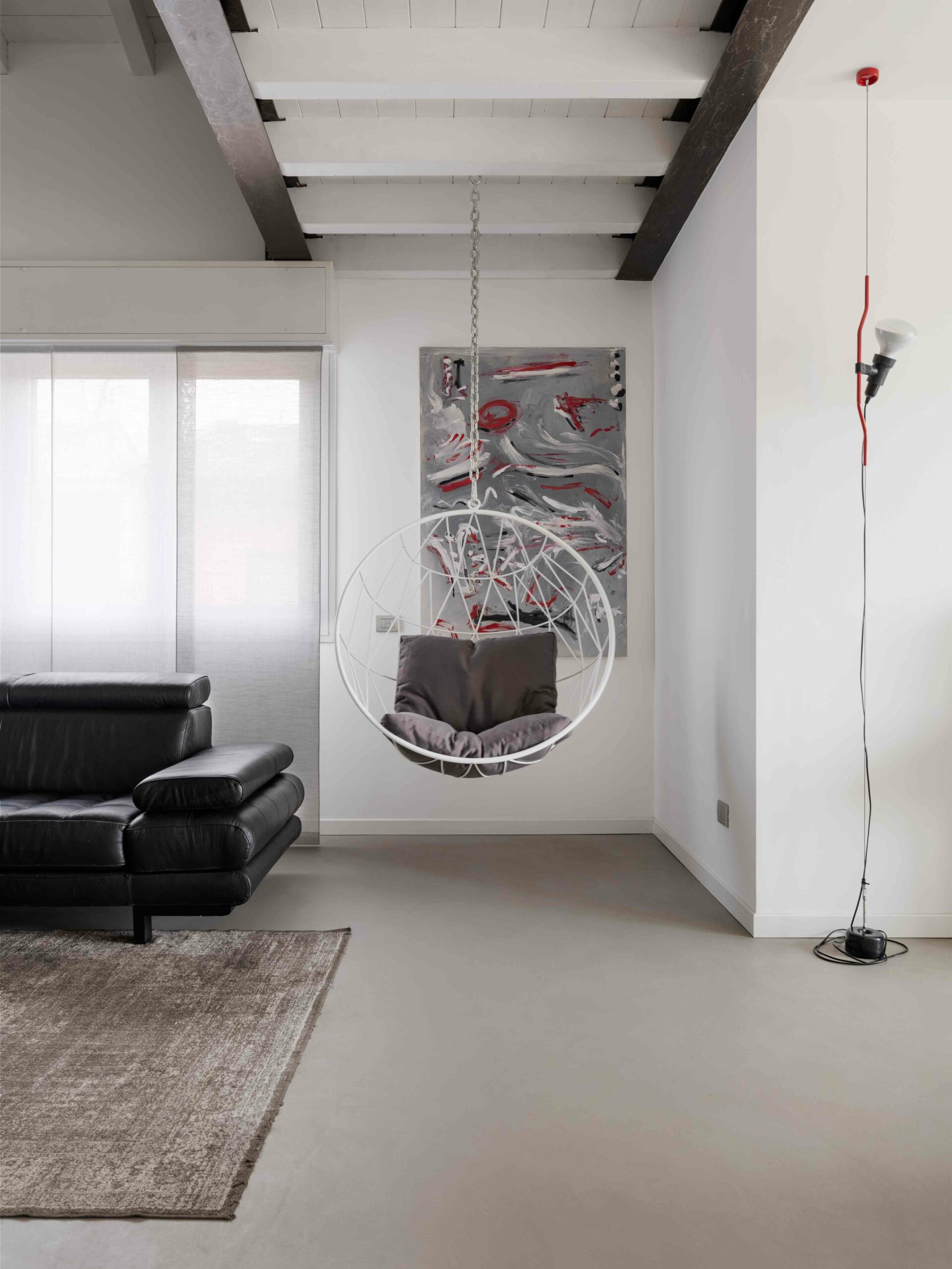 Soggiorno moderno con soffitto in legno e dettagli minimal, realizzato da Atrio, azienda di ristrutturazioni chiavi in mano a Bergamo.