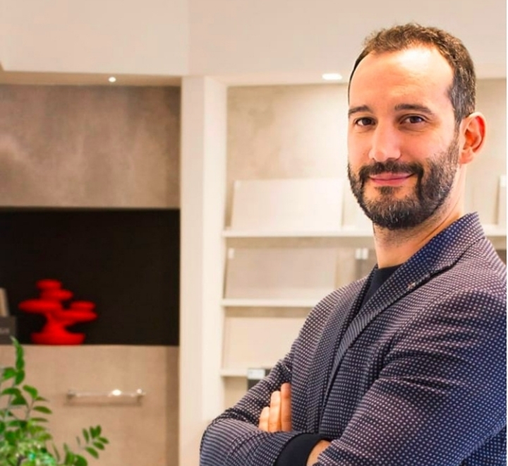 Architetto specializzato in ristrutturazioni chiavi in mano a Bergamo, esperto nella progettazione di interni per case e spazi personalizzati.