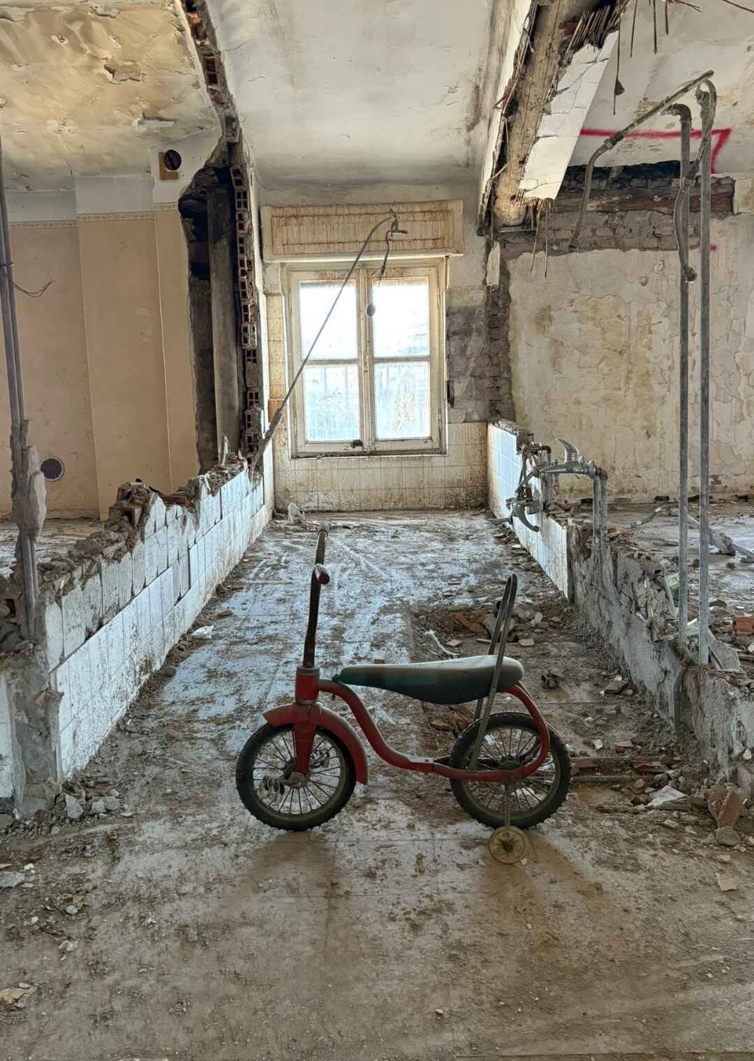 Cantiere di ristrutturazione con demolizioni interne, parte di un progetto di ristrutturazioni chiavi in mano a Bergamo.