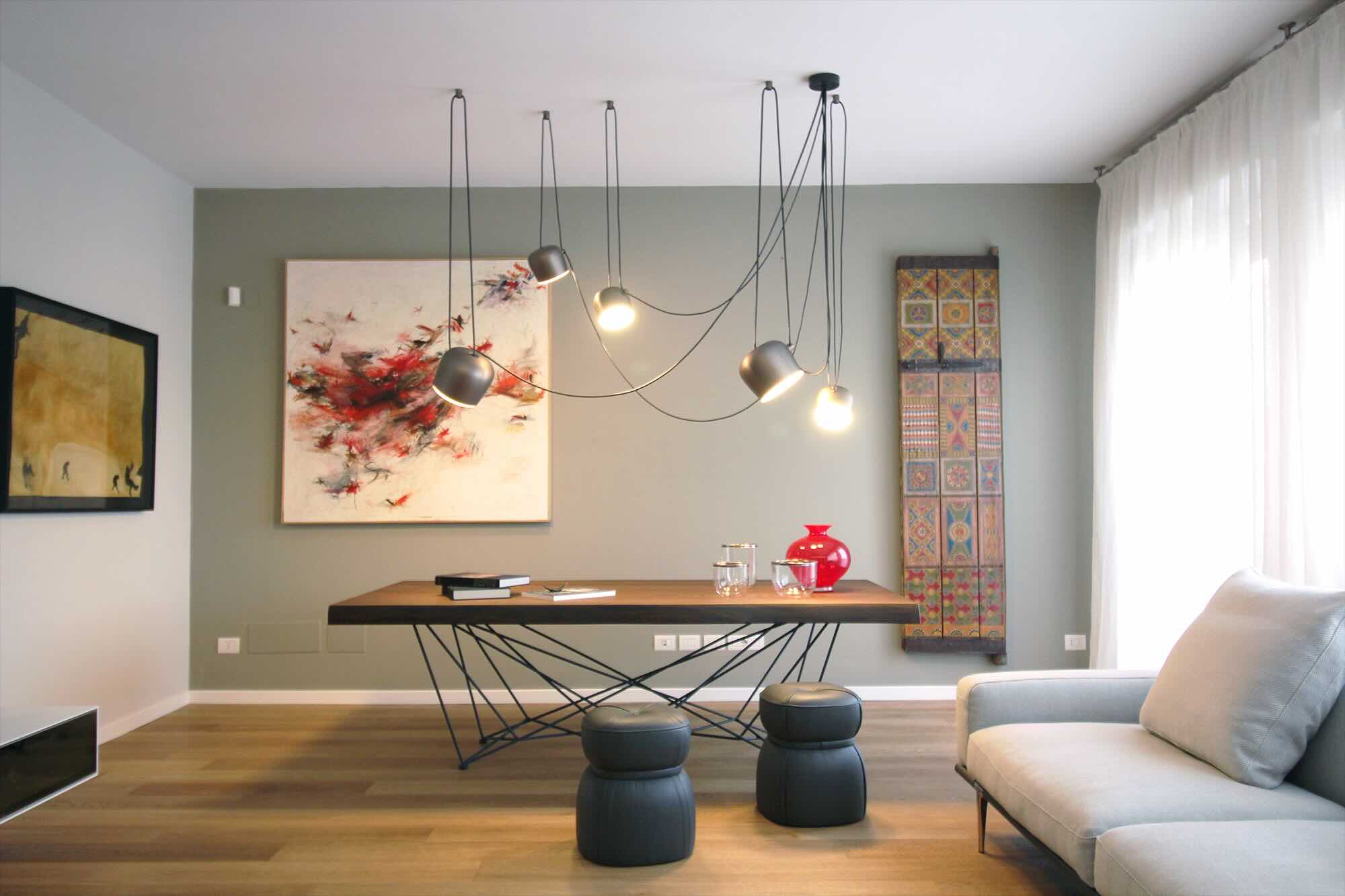 Interno moderno con illuminazione a sospensione e design minimal, ideale per soluzioni di domotica integrata.
