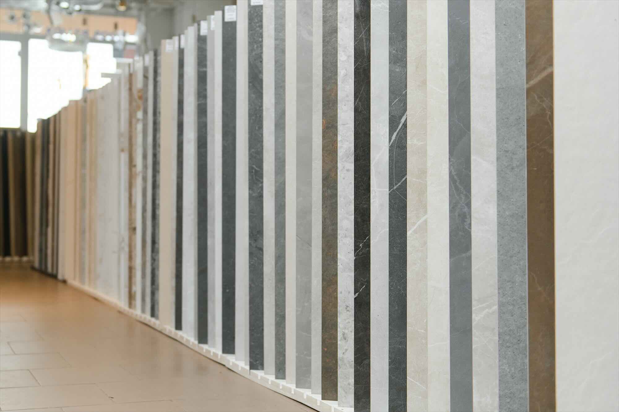 Esposizione di lastre in gres porcellanato in diverse finiture, colori e texture. Ideali per cucine moderne grazie alla loro resistenza, facilità di pulizia e impatto estetico.