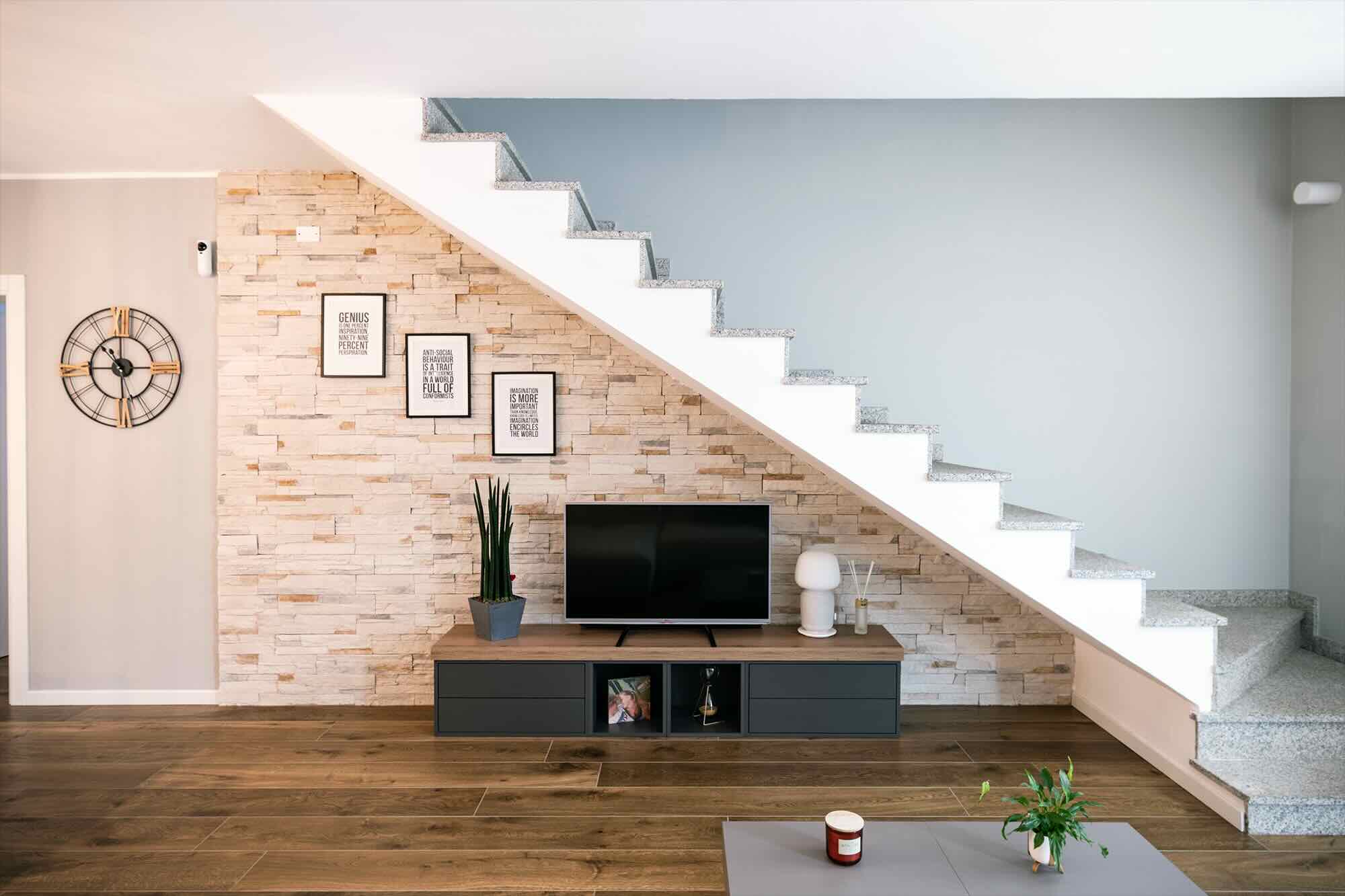 Soggiorno moderno rinnovato secondo le tendenze colore 2025, con palette neutre, giochi di colore naturali e arredi minimal firmati Atrio. Colore neutrale in contrasto con il grigio